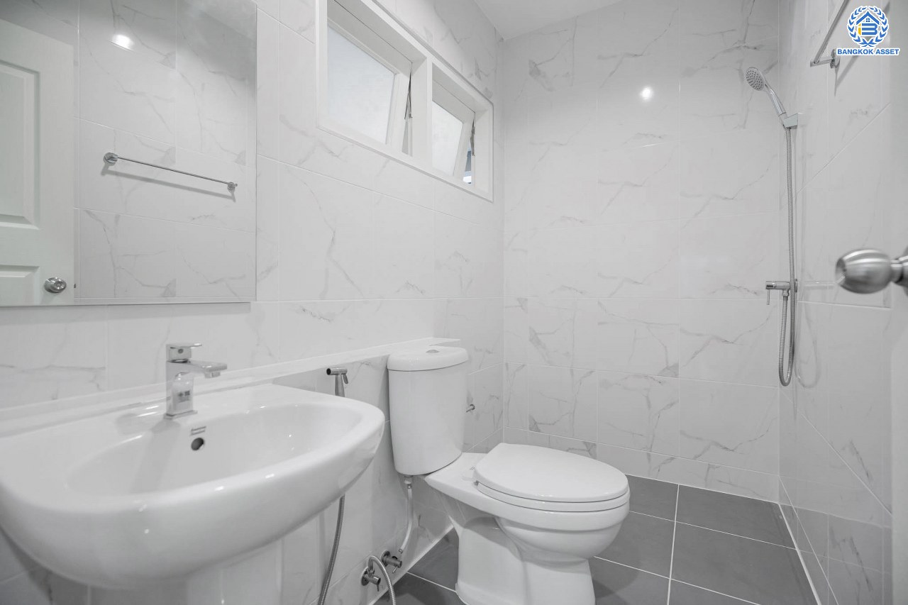 บ้านมือสองตกแต่งใหม่ โครงการ ราชพฤกษ์ บางบอน4 ตกแต่งหรูหรา เนื้อที่ 100.5 ตร.ว. ฟังก์ชัน 3 ห้องนอน 3 ห้องน้ำ จอดรถได้ 2 คัน พื้นที่ใช้สอย 343.94 ตร.ม. บนทำเลศักยภาพ เชื่อมต่อหลายเส้นทาง ใกล้เดอะมอลล์บางแค จุดขึ้นทางด่วน "พระราม2" และรถไฟฟ้าสายสีน้ำเงิน "สถานีหลักสอง"